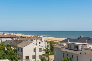 Un área residencial costera con casas que dan a una playa.