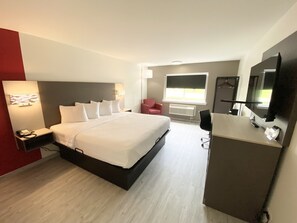 Desk, laptop workspace, blackout curtains, soundproofing - Ramada by Wyndham Tuscaloosa (Tuscaloosa)