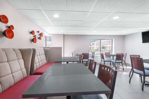 Free daily buffet breakfast  - Ramada by Wyndham Tuscaloosa (Tuscaloosa)