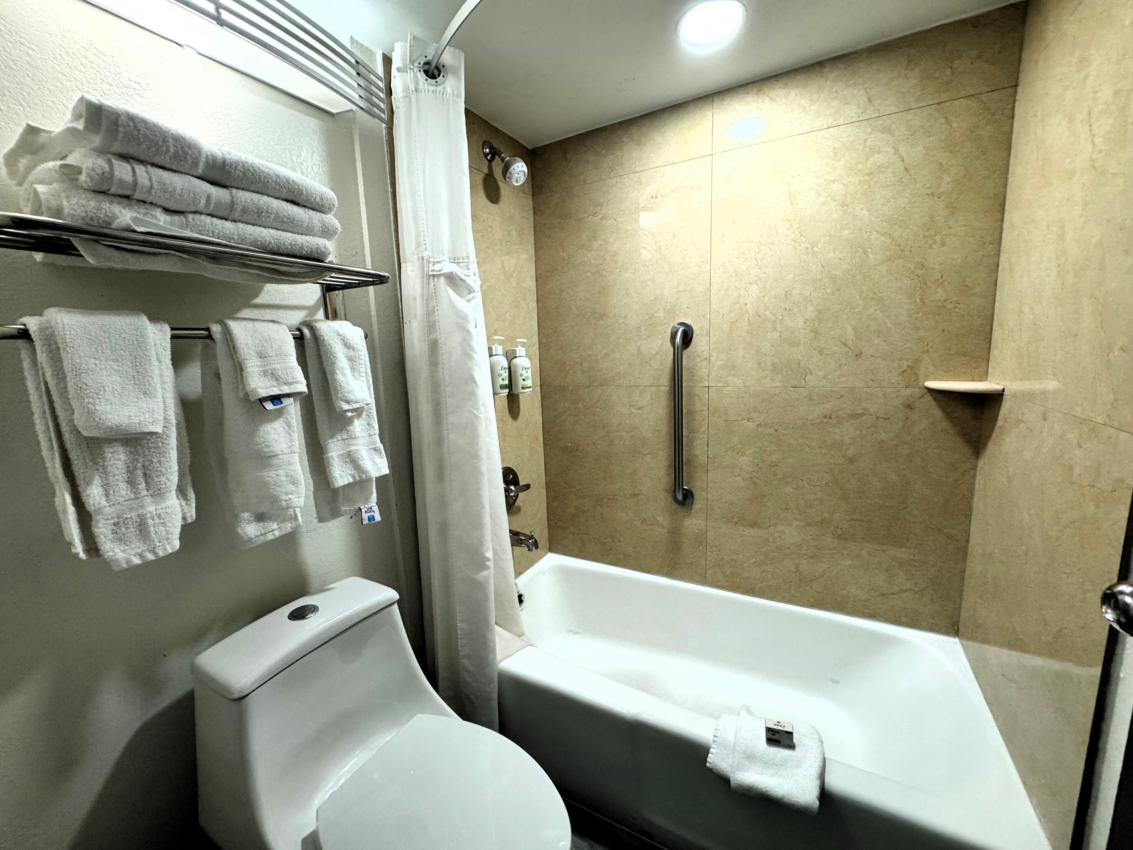 Zimmer, 1 King-Bett, Nichtraucher (Exterior Entrance) | Badezimmer | Umweltfreundliche Kosmetikartikel, Haartrockner, Handtücher, Seife