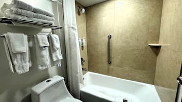 Zimmer, 1 King-Bett, Nichtraucher (Exterior Entrance) | Badezimmer | Umweltfreundliche Kosmetikartikel, Haartrockner, Handtücher, Seife