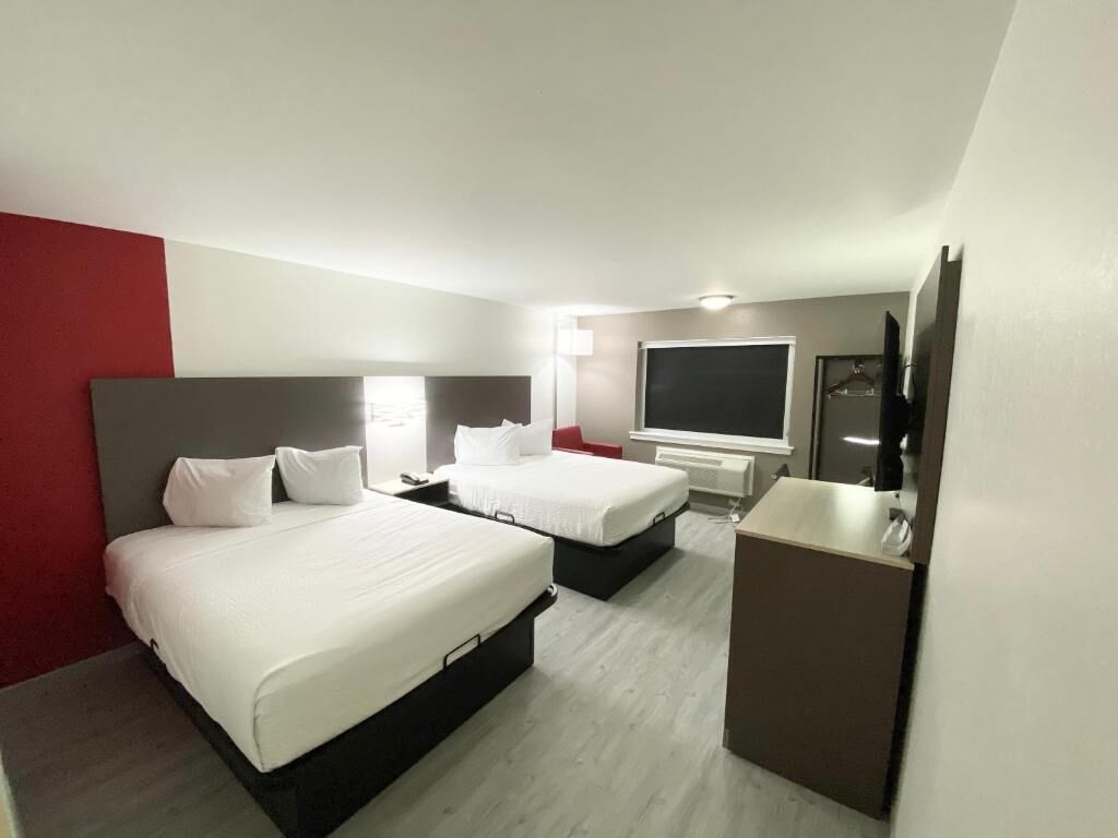 Escritorio, espacio para trabajar con laptop y cortinas blackout 