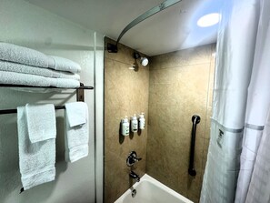 Room, 1 King Bed, Non Smoking (Interior Entrance) | Bathroom | Eco-friendly toiletries, hair dryer, towels, soap