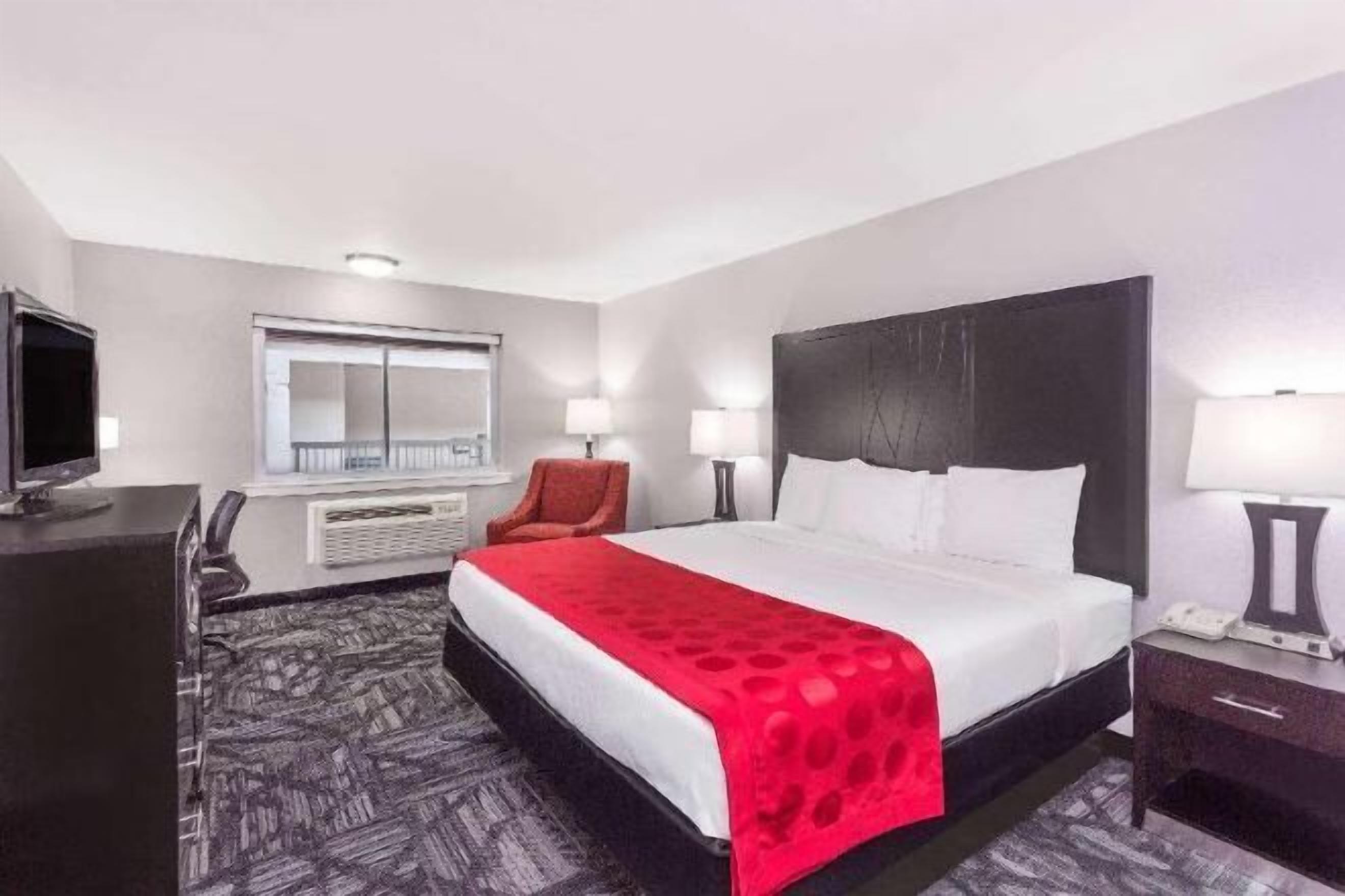 Työpöytä, kannettavalle tietokoneelle sopiva työtila, pimennysverhot