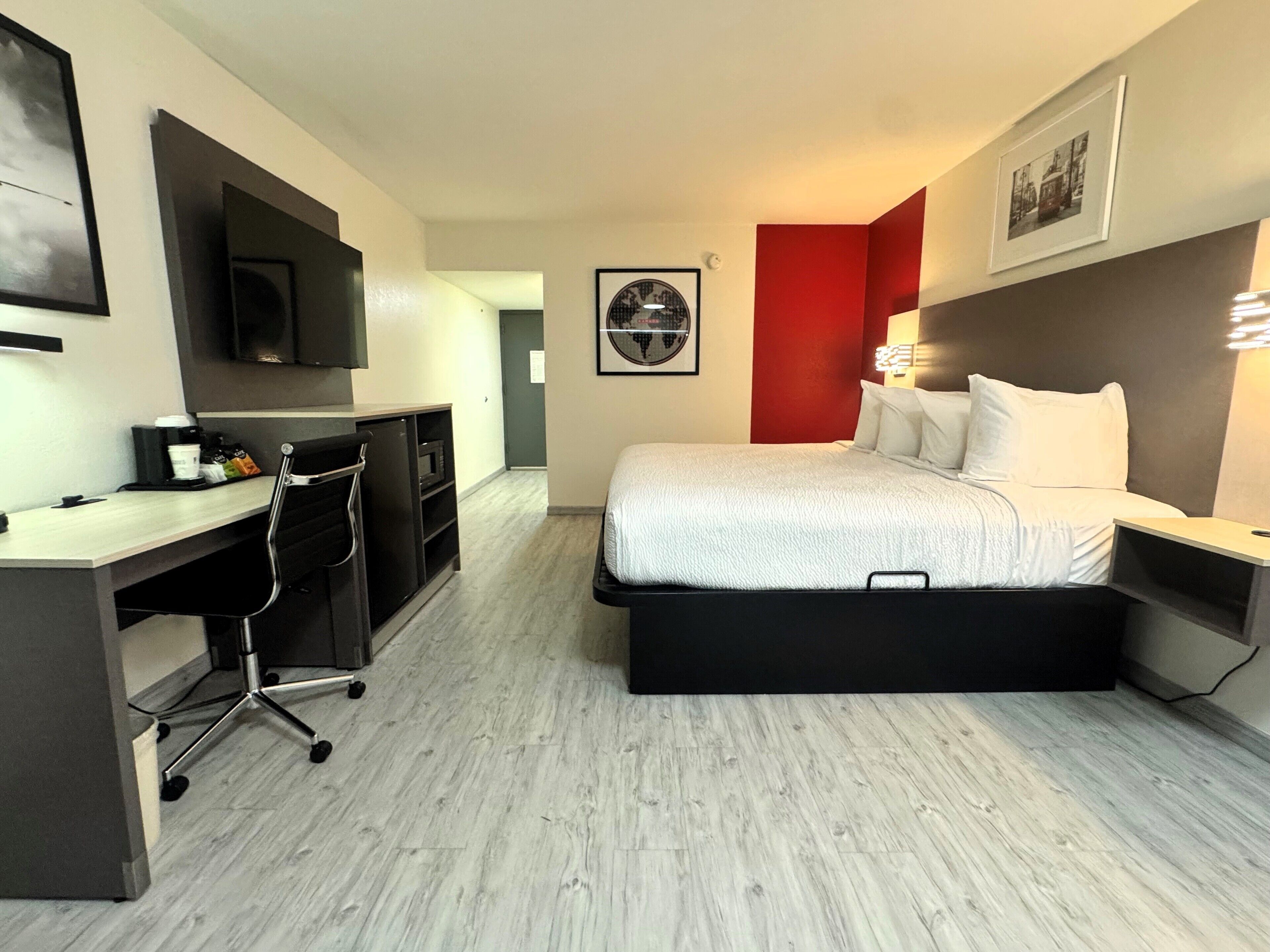 Room, 1 King Bed, Non Smoking (Interior Entrance) | Desk, laptop workspace, blackout drapes, soundproofing