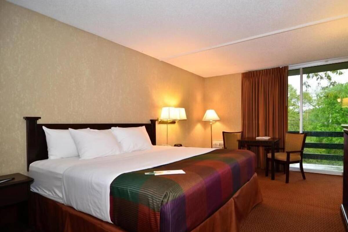 1 sovrum, sängtillbehör av högsta kvalitet, bäddmadrasser och skrivbord