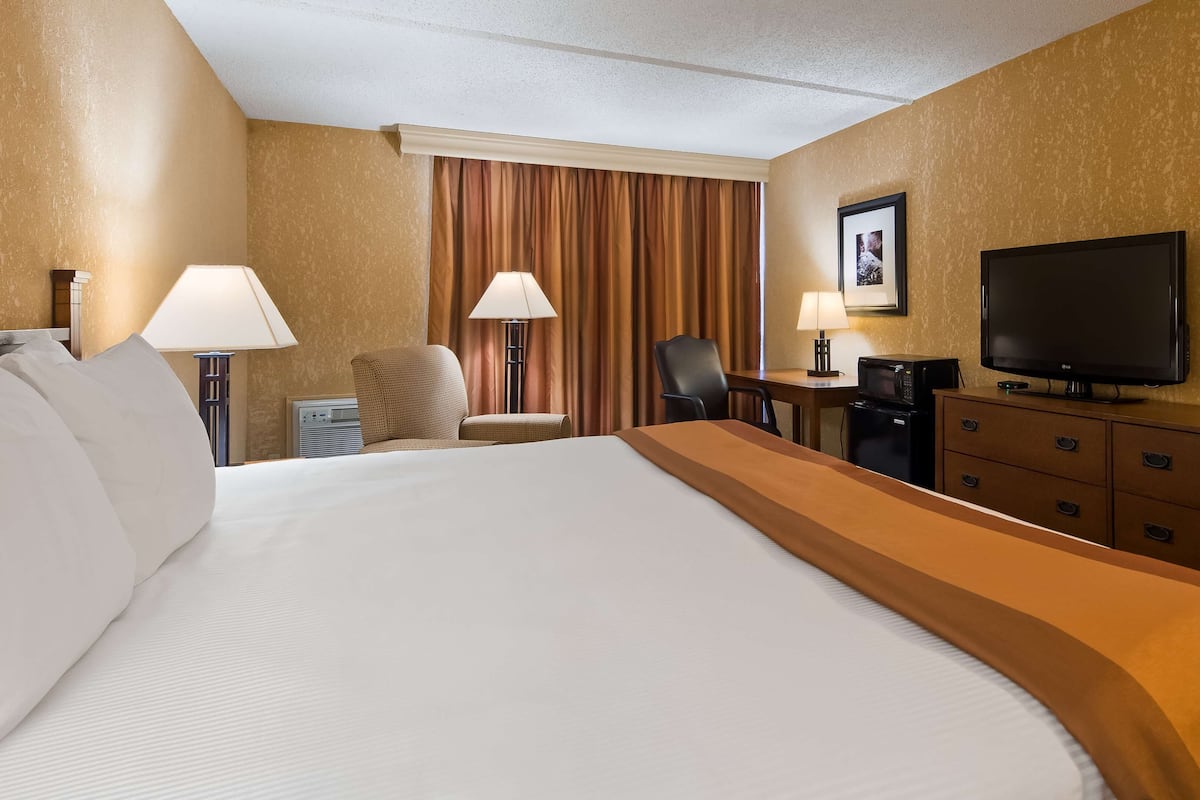 Standard Room, 1 King Bed, Non Smoking, Refrigerator & Microwave | 1 bedroom, premium bedding, pillowtop beds, desk