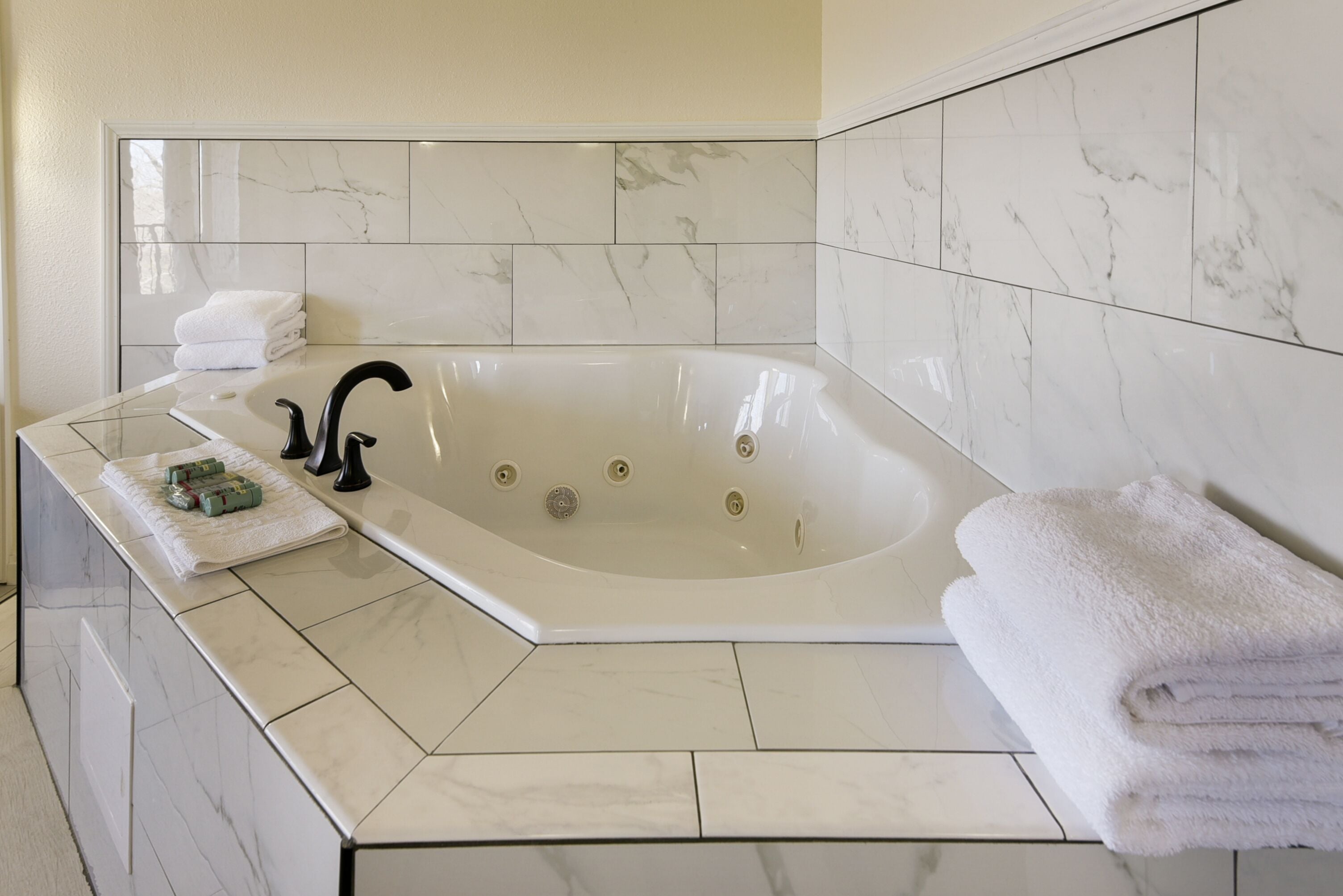 honeymoon suite, 1 king bed, non smoking, jetted tub | bathroom | combined shower/bathtub, free toiletries, hair dryer, towels