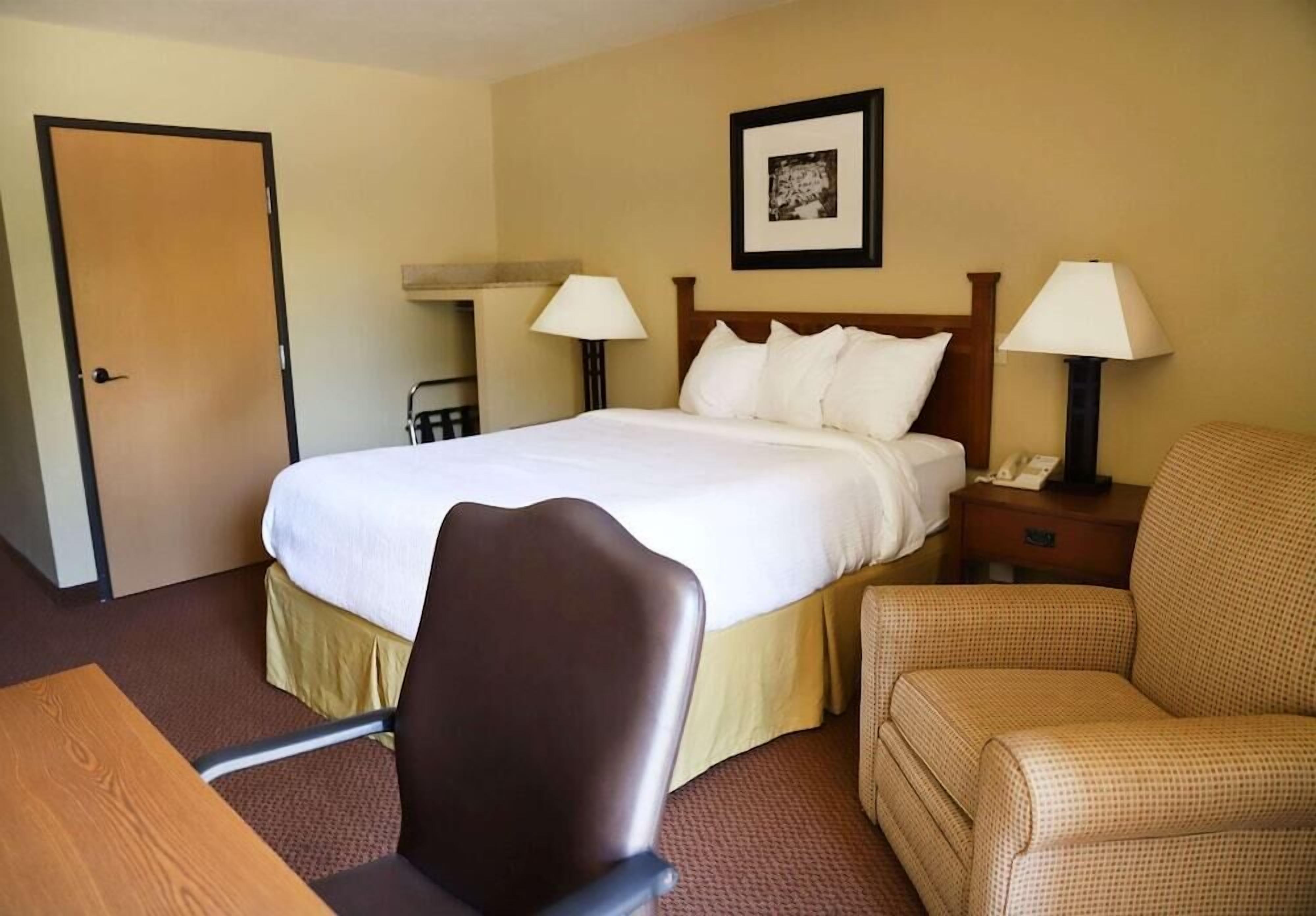 1 bedroom, premium bedding, pillowtop beds, desk