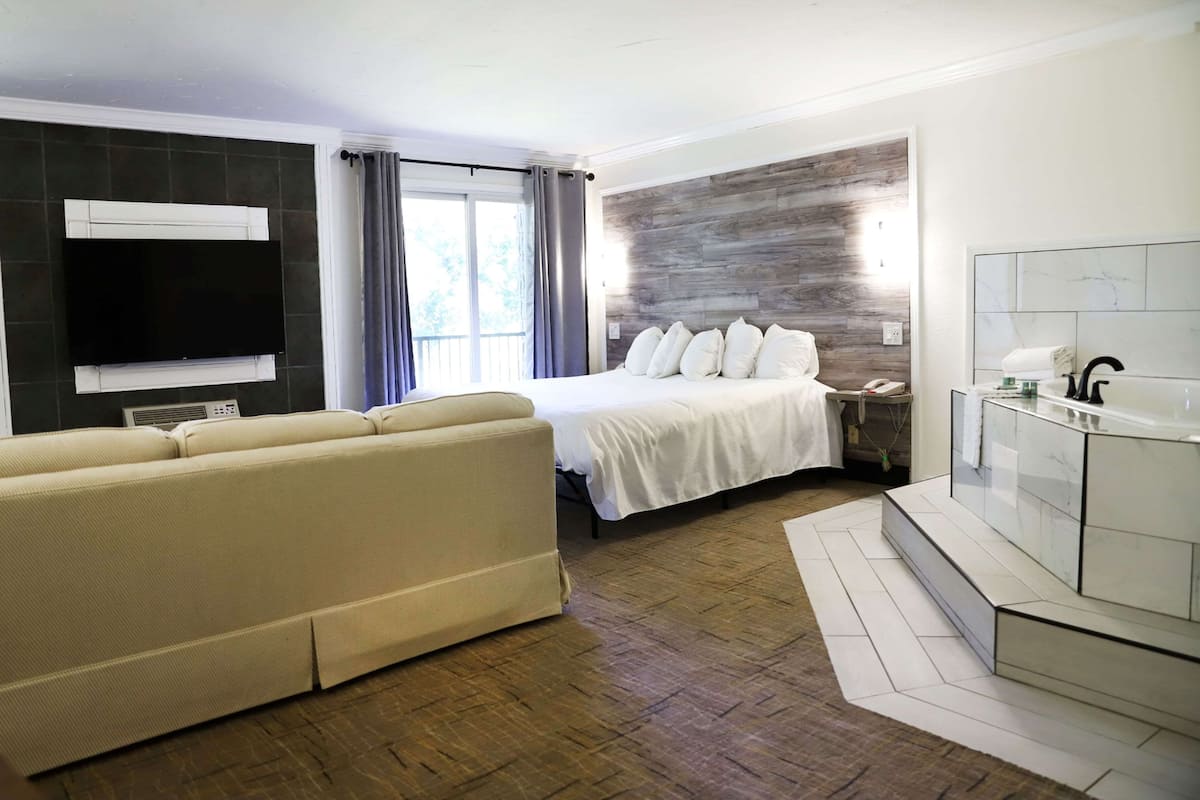Honeymoon Suite, 1 King Bed, Non Smoking, Jetted Tub | 1 bedroom, premium bedding, pillowtop beds, desk