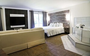 Suite de luna de miel, 1 cama de matrimonio grande, no fumadores, bañera de hidromasaje | Ropa de cama de alta calidad y colchones con acolchado adicional
