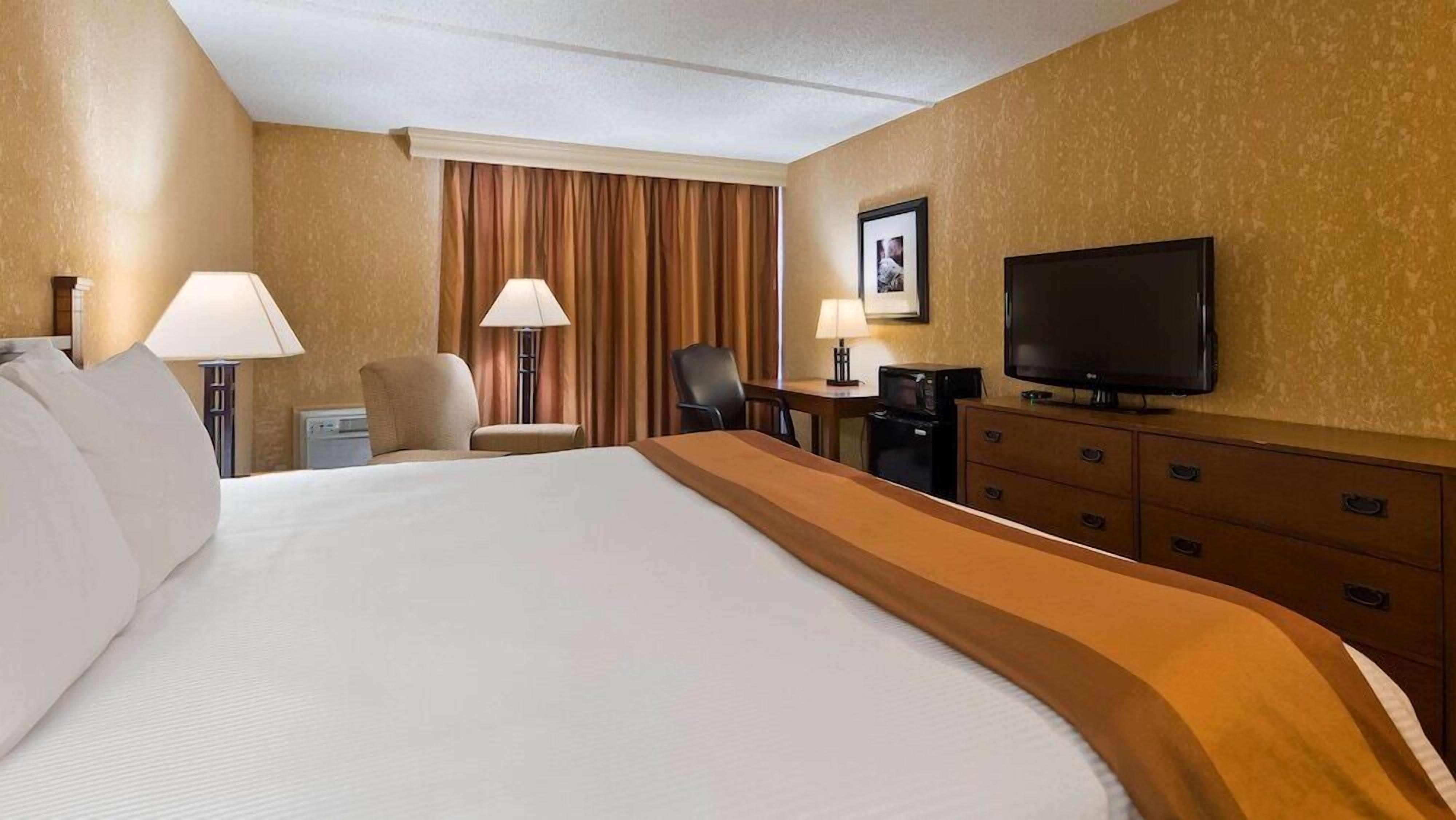 1 bedroom, premium bedding, pillowtop beds, desk