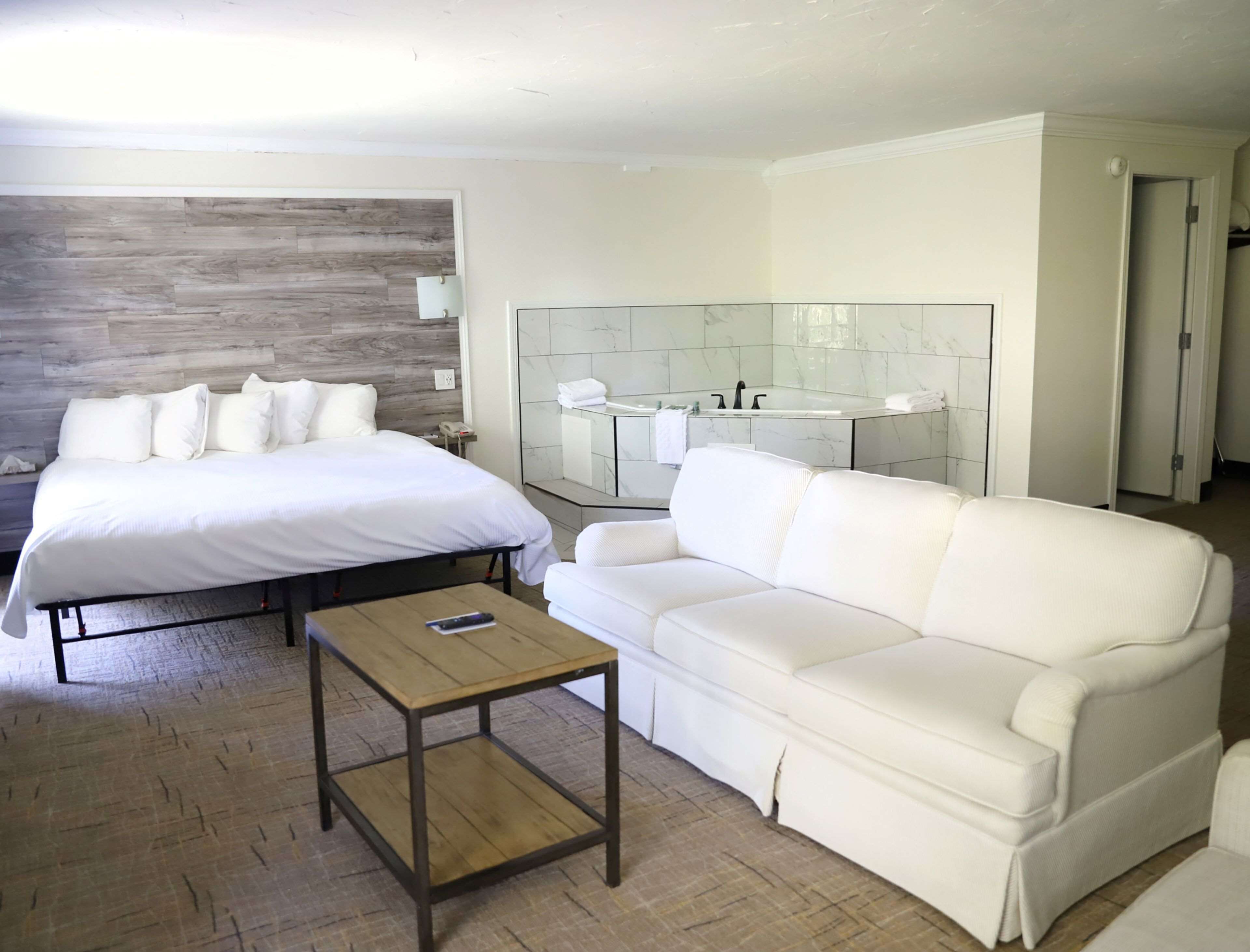 honeymoon suite, 1 king bed, non smoking, jetted tub | 1 bedroom, premium bedding, pillow-top beds, desk