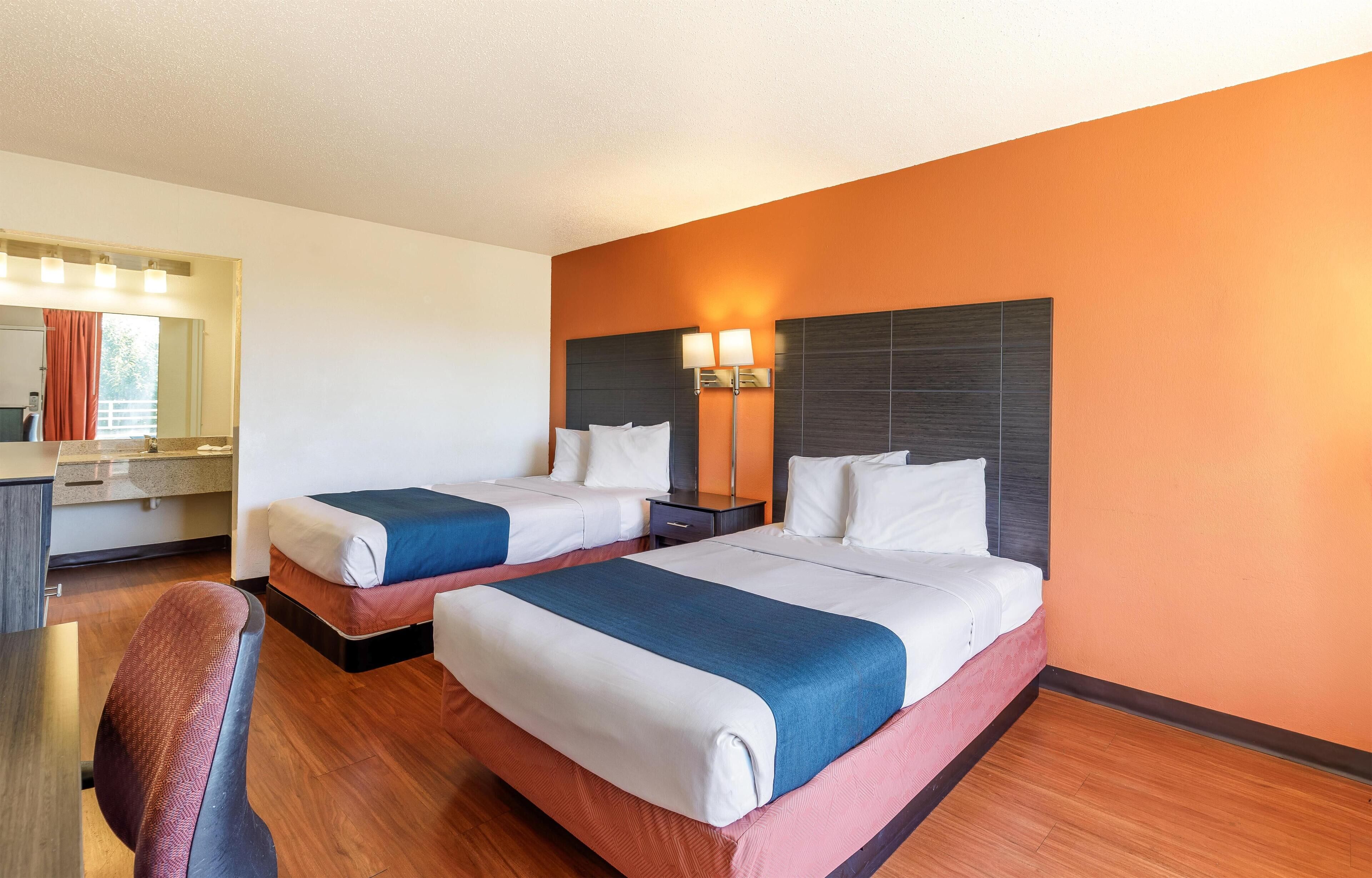 ห้องดีลักซ์, เตียงใหญ่ 2 เตียง, ปลอดบุหรี่, ตู้เย็นและไมโครเวฟ | โต๊ะทำงาน, พื้นที่ทำงานแบบใช้แล็ปท็อป, ผ้าม่านกันแสง, Wi-Fi ฟรี