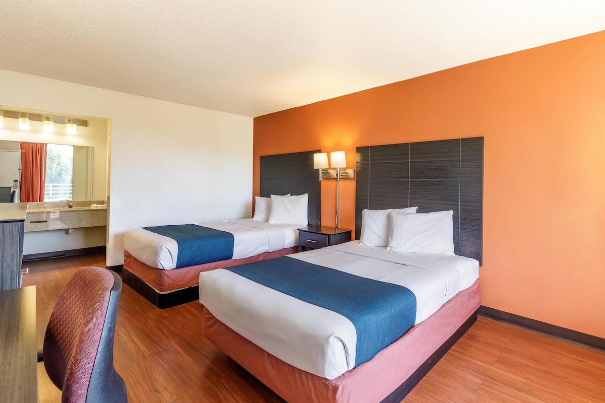 Deluxe-rum - 2 dubbelsängar - icke-rökare - kylskåp och mikrovågsugn | Skrivbord, arbetsyta för laptop, mörkläggningsgardiner och gratis wi-fi