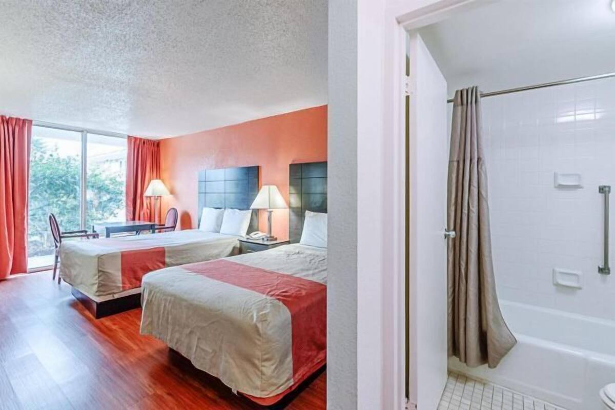 Skrivbord, arbetsyta för laptop, mörkläggningsgardiner och gratis wi-fi