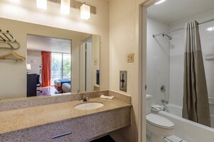 Bañera con ducha, artículos de tocador ecológicos, toallas
