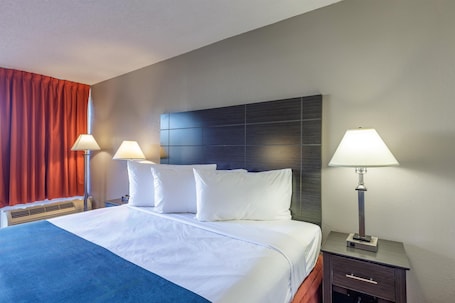 Escritorio, espacio para trabajar con laptop y cortinas blackout . Motel 6 Dumfries, VA