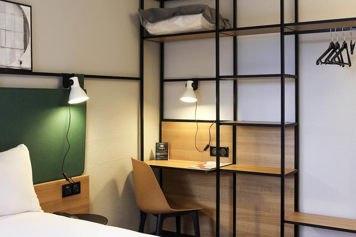 Standardzimmer, 1 Doppelbett | Zimmersafe, Schreibtisch, schallisolierte Zimmer, BĂŒgeleisen/BĂŒgelbrett