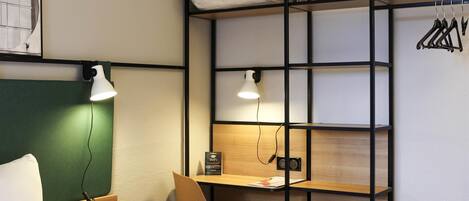 Habitación estándar, 1 cama matrimonial | Caja de seguridad en la habitación, escritorio y insonorización