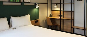 Habitació estàndard, 1 llit doble | Caixa forta a l'habitació, escriptori i habitacions insonoritzades 