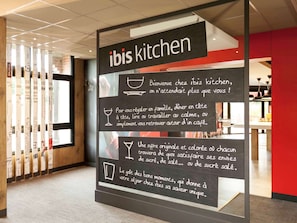 S'hi serveixen dinars, sopars i plats de cuina internacional