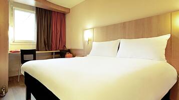 Standard Room, 1 Double Bed | In-room safe, desk, soundproofing, iron/ironing board (on request)