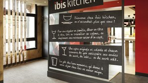 Segnaletica per la cucina ibis, con una lavagna dei menù e una vetrina.