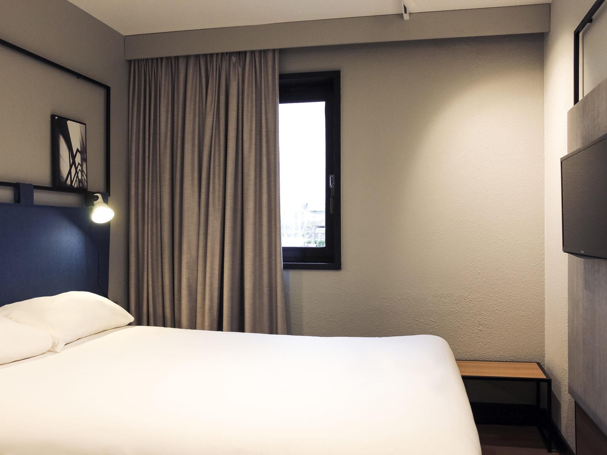 Habitación estándar, 1 cama doble | Caja fuerte, escritorio, sistema de insonorización