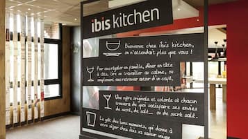 Déjeuner et dßner servis sur place, spécialités Cuisine internationale