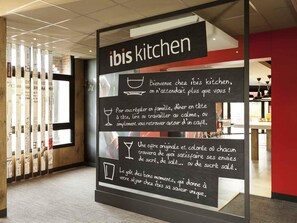 Lunch and dinner served, international cuisine - Ibis Evry-Courcouronnes (Évry-Courcouronnes)