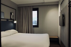 Standard Room, 1 Double Bed | In-room safe, desk, soundproofing, iron/ironing board - Ibis Evry-Courcouronnes (Évry-Courcouronnes)