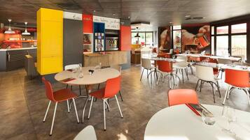 Lunch and dinner served, international cuisine