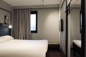 Standardzimmer, 1 Doppelbett | Zimmersafe, Schreibtisch, schallisolierte Zimmer, Bügeleisen/Bügelbrett