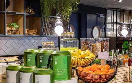 每日供应自助式早餐(每人 EUR 13.90). 埃夫里 - 库尔库罗纳宜必思酒店