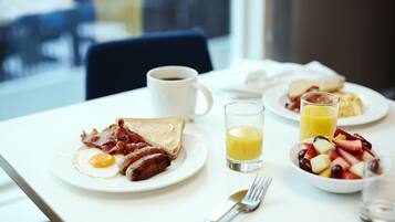 每日供應自助早餐 (每人 USD16.00)