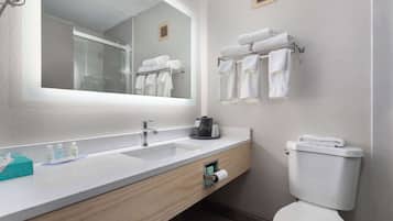 Escritorio, cortinas blackout y tabla de planchar con plancha