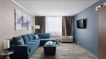 Bureau, rideaux occultants, fer et planche Ă repasser