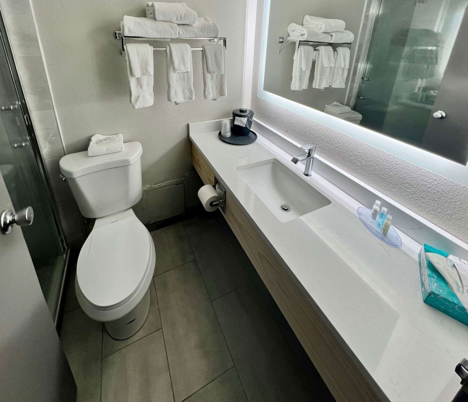 Bathroom | Combined shower/tub, eco-friendly toiletries, hair dryer, towels