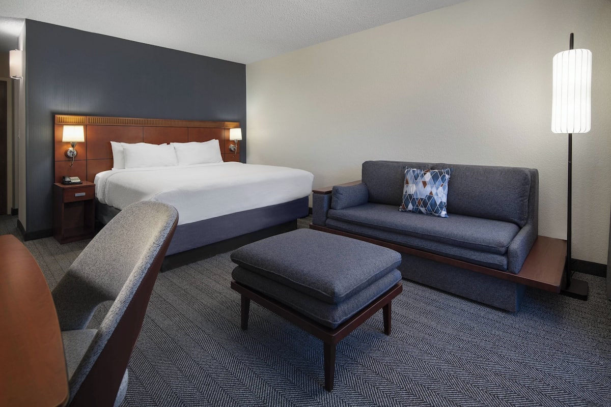 Premium bedding, in-room safe, desk, laptop workspace