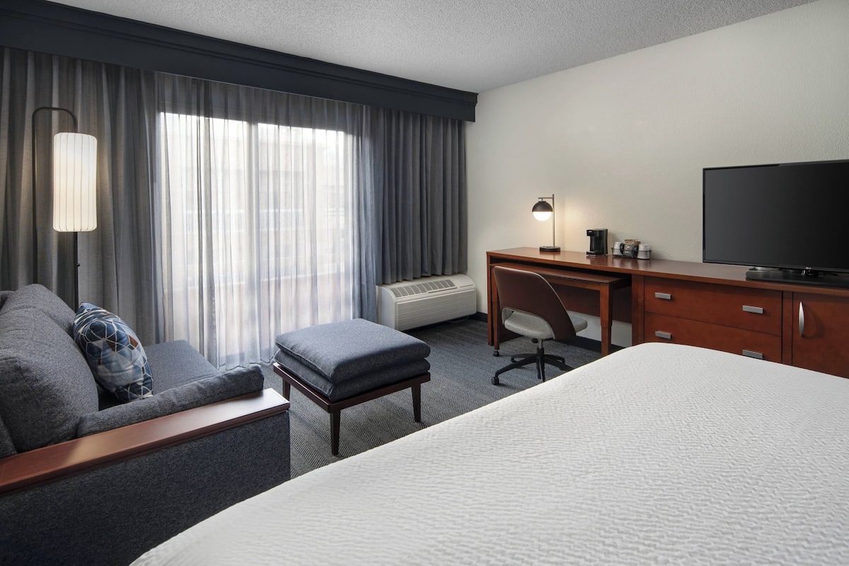 Premium bedding, in-room safe, desk, laptop workspace