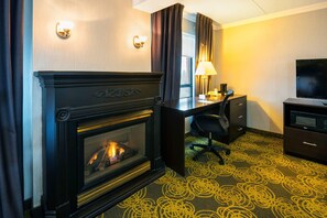 Desk, blackout drapes, iron/ironing board, free cribs/infant beds - Comfort Hotel & Suites (Peterborough)