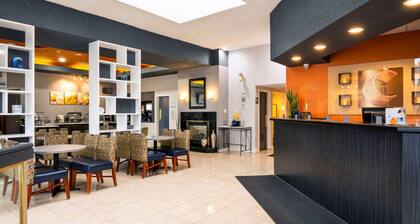 Comfort Hotel & Suites