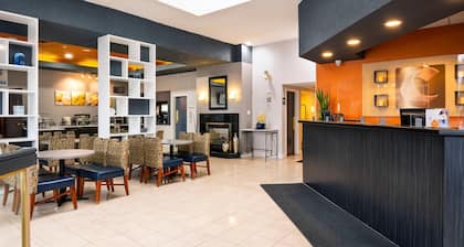 Comfort Hotel & Suites