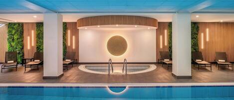 Een binnenzwembad, open van 07.00 uur tot 21.30 uur, en ligstoelen