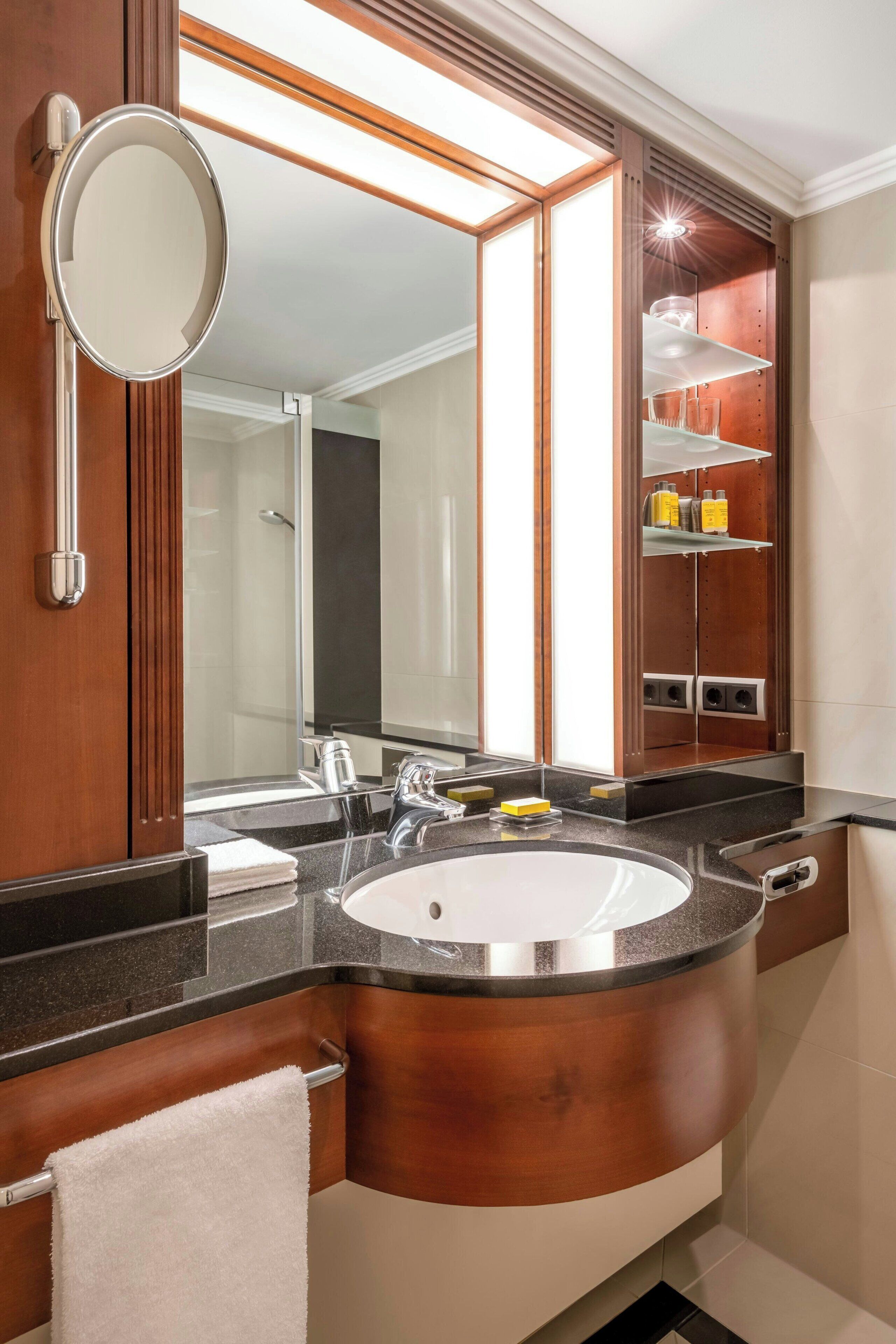 combined shower/bathtub, eco-friendly toiletries, hair dryer, slippers