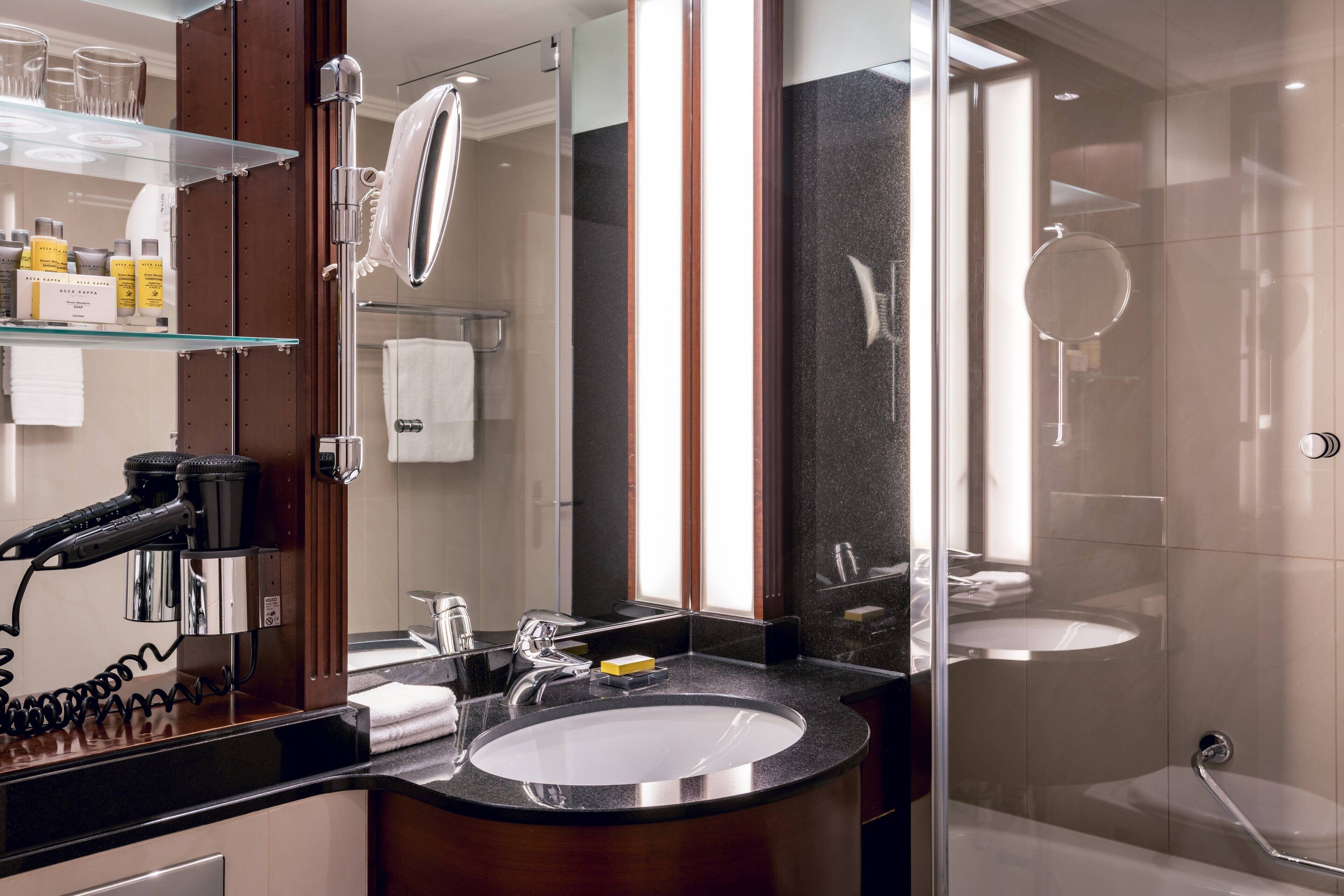 combined shower/bathtub, eco-friendly toiletries, hair dryer, slippers