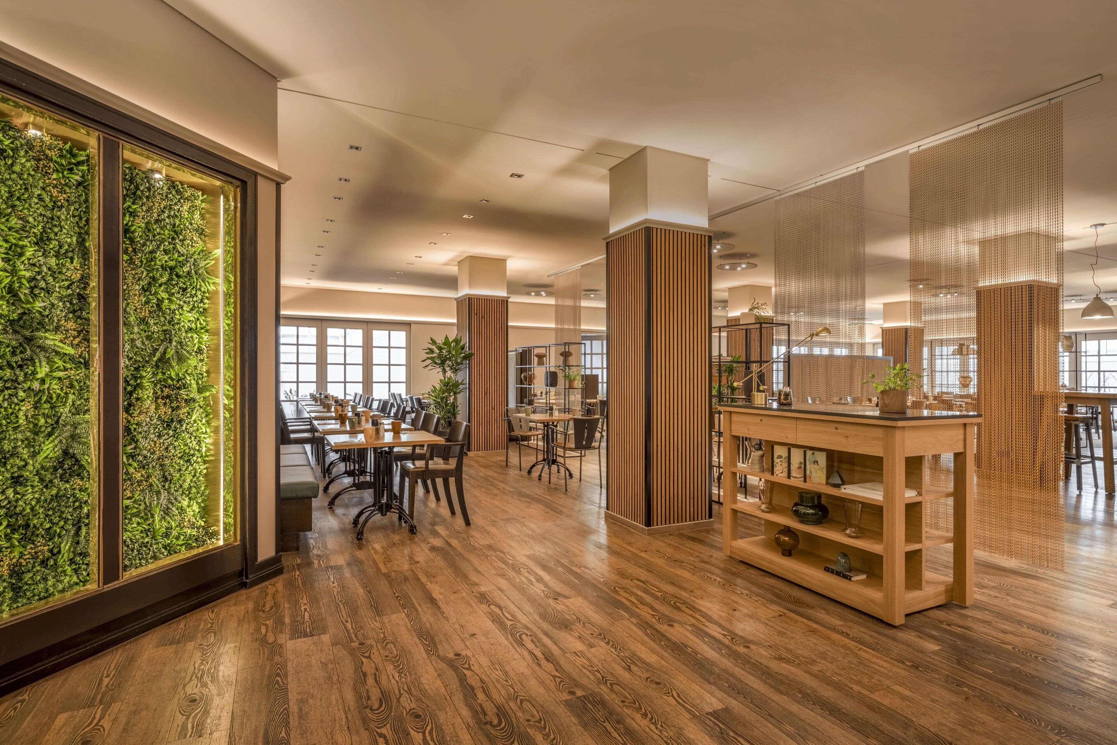 3 restaurants, breakfast served