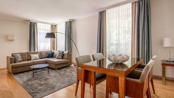 Suite, 1 slaapkamer | Woonkamer | Een 42-inch flatscreentelevisie met satellietzenders en smart-tv