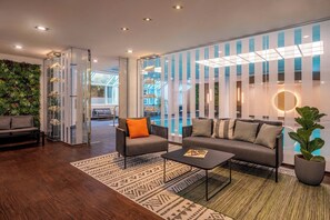 室內游泳池,開放時間為 07:00 至 21:30,提供日光浴躺椅